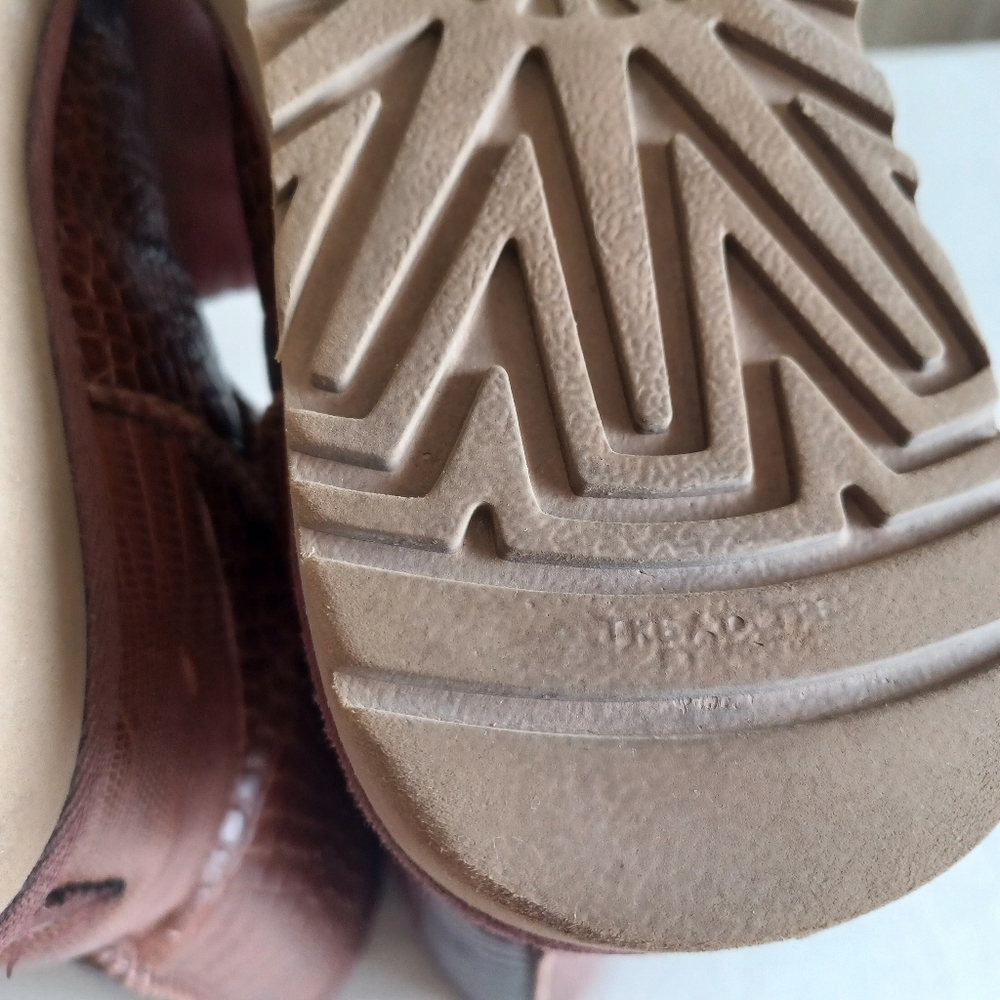 UGG Women's 5 Classic Short Crocodile Embossed Red/Brown Leather Boots - Picture 15 of 16